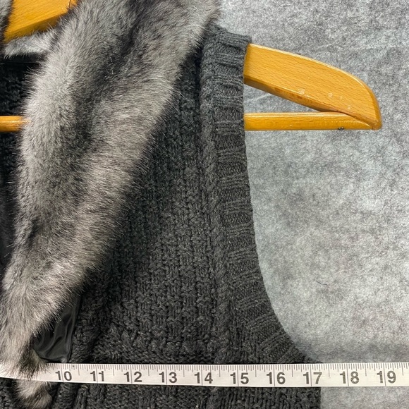 Chicos Women’s Arya Faux Fur Sweater Vest Size Small 4 (0) Knit Sleeveless Woven - Picture 7 of 10